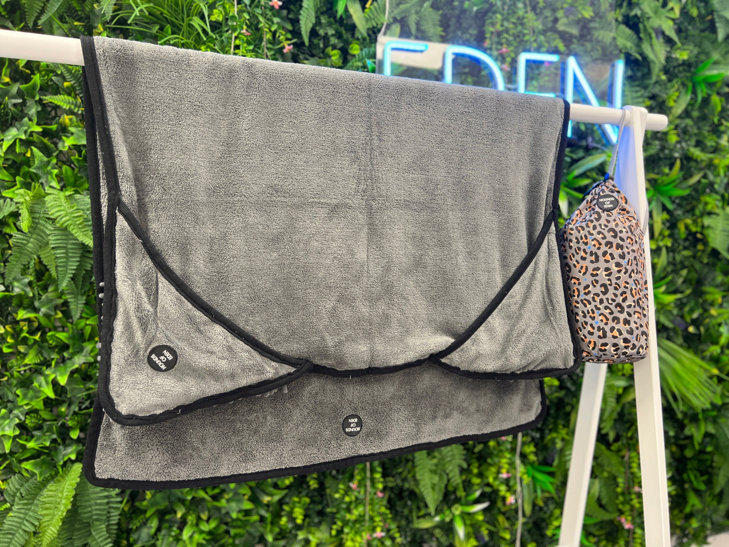 Steel Leopard - Dog Towel + Carry Bag - 95noo5