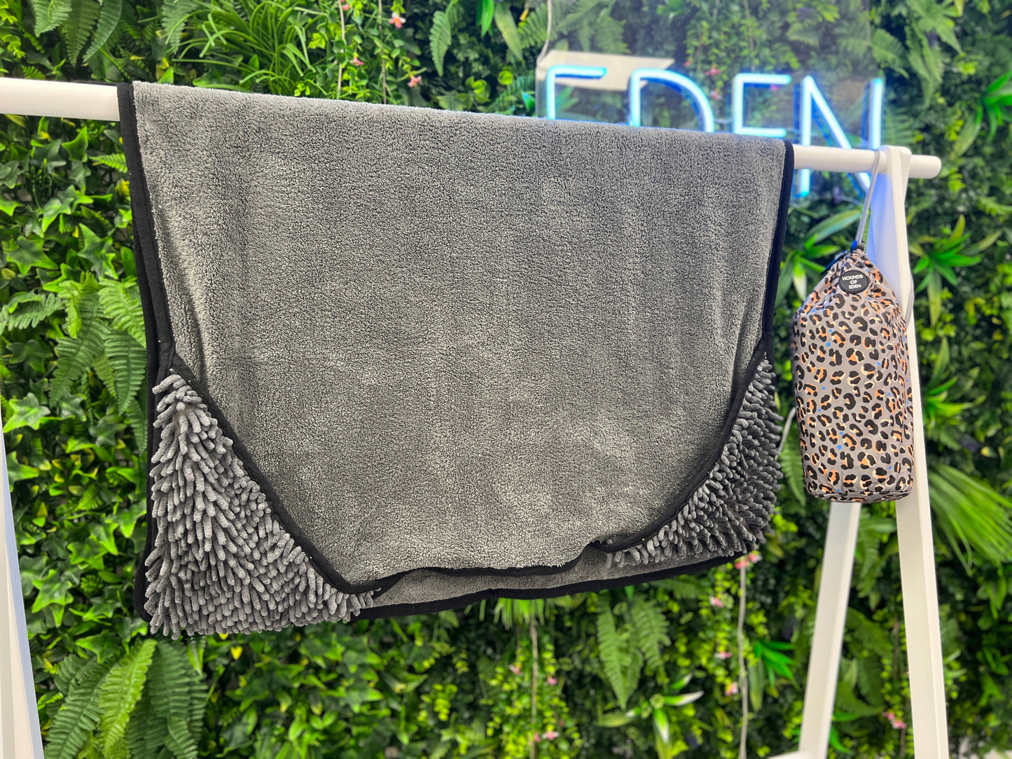 Steel Leopard - Dog Towel + Carry Bag - 95noo5