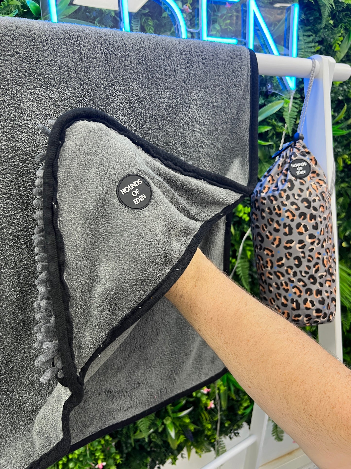 Steel Leopard - Dog Towel + Carry Bag - 95noo5