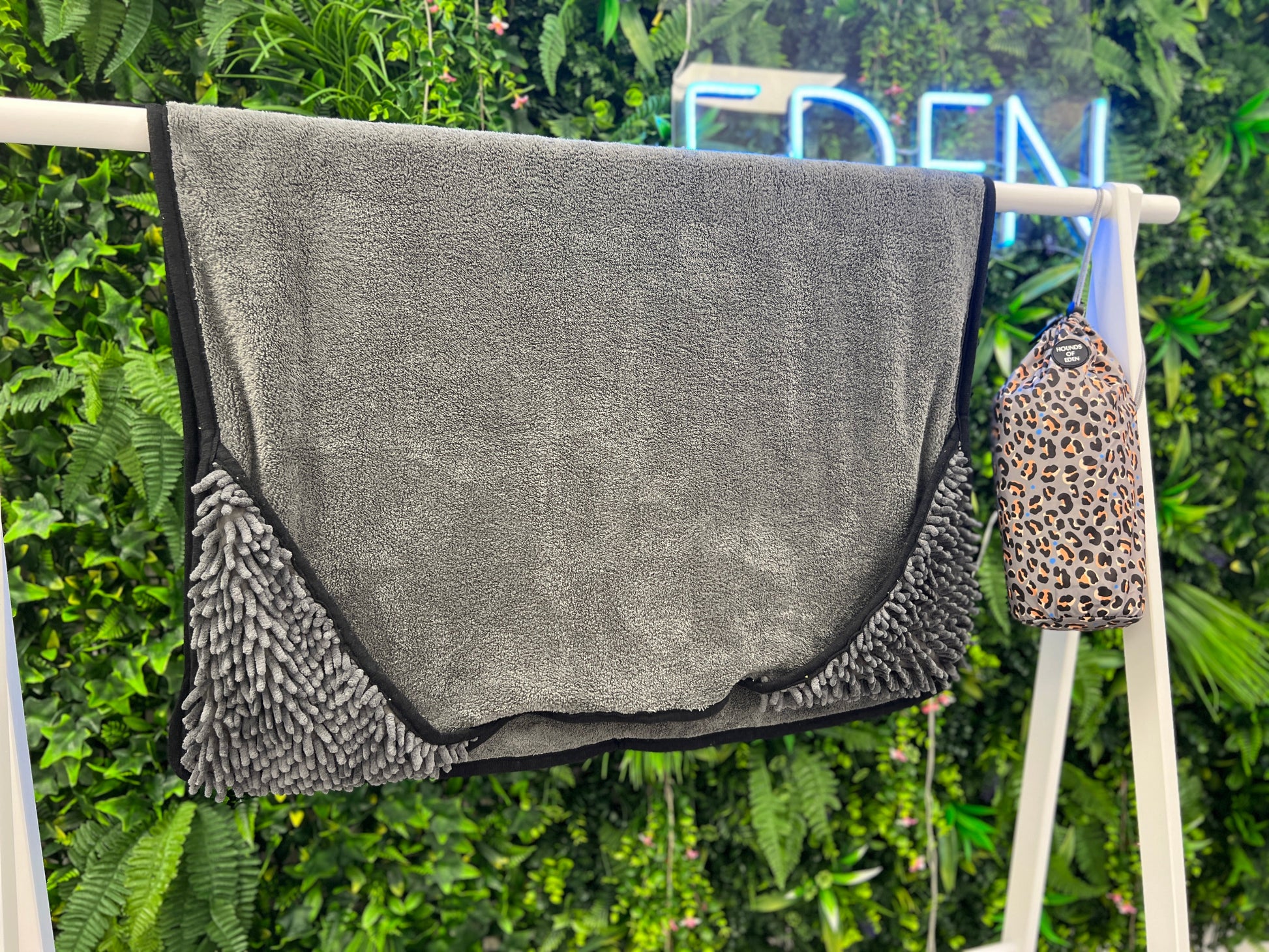 Steel Leopard - Dog Towel + Carry Bag - 95noo5